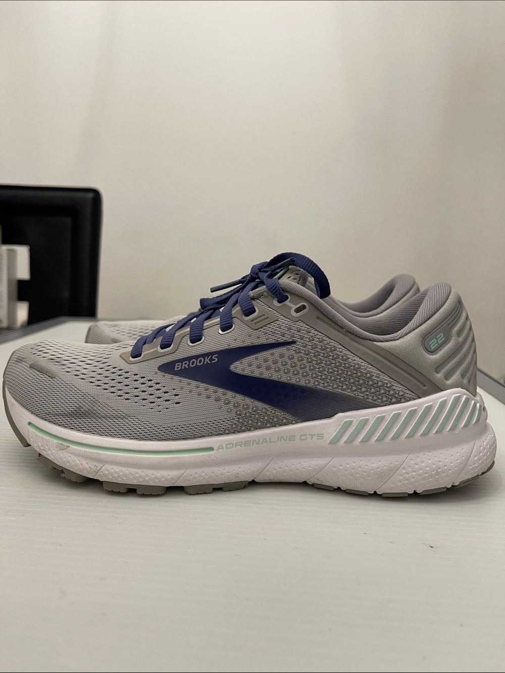 BROOKS ADRENALINE 22 RUNNING SNEAKERS WOMENS SIZE 8.5